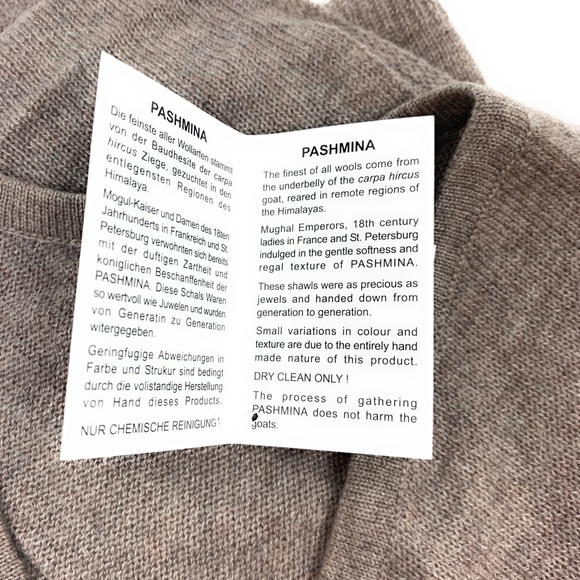 Luxurious Pashmina poncho - Picture 7 of 8